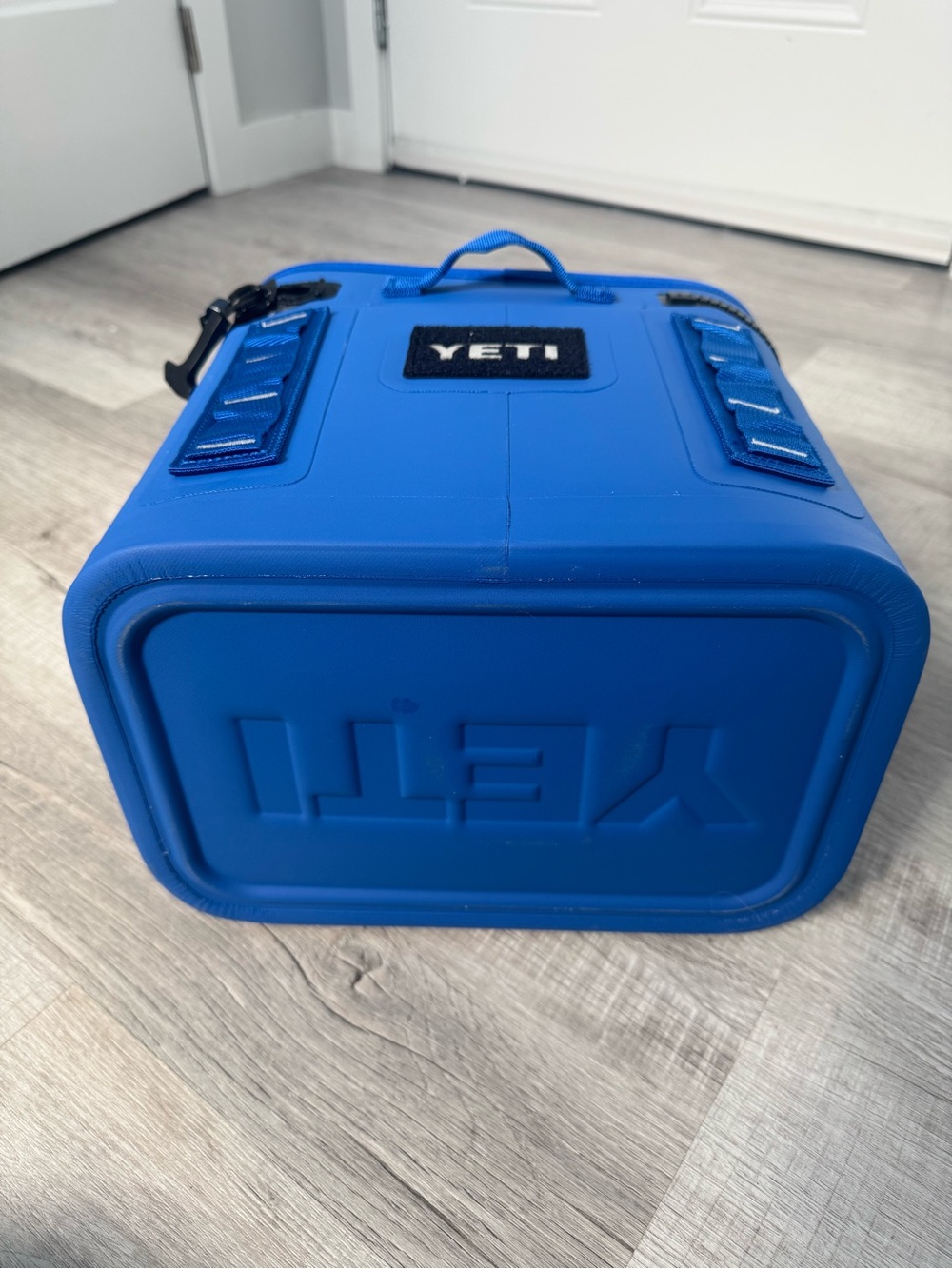 Yeti Electric Blue Hopper Flip 8 Leakproof Soft-Sided Portable Cooler
